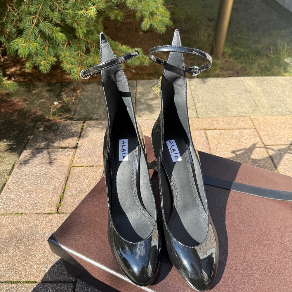 Alaia Decollete Patent Pump Heel - Picture 11 of 11